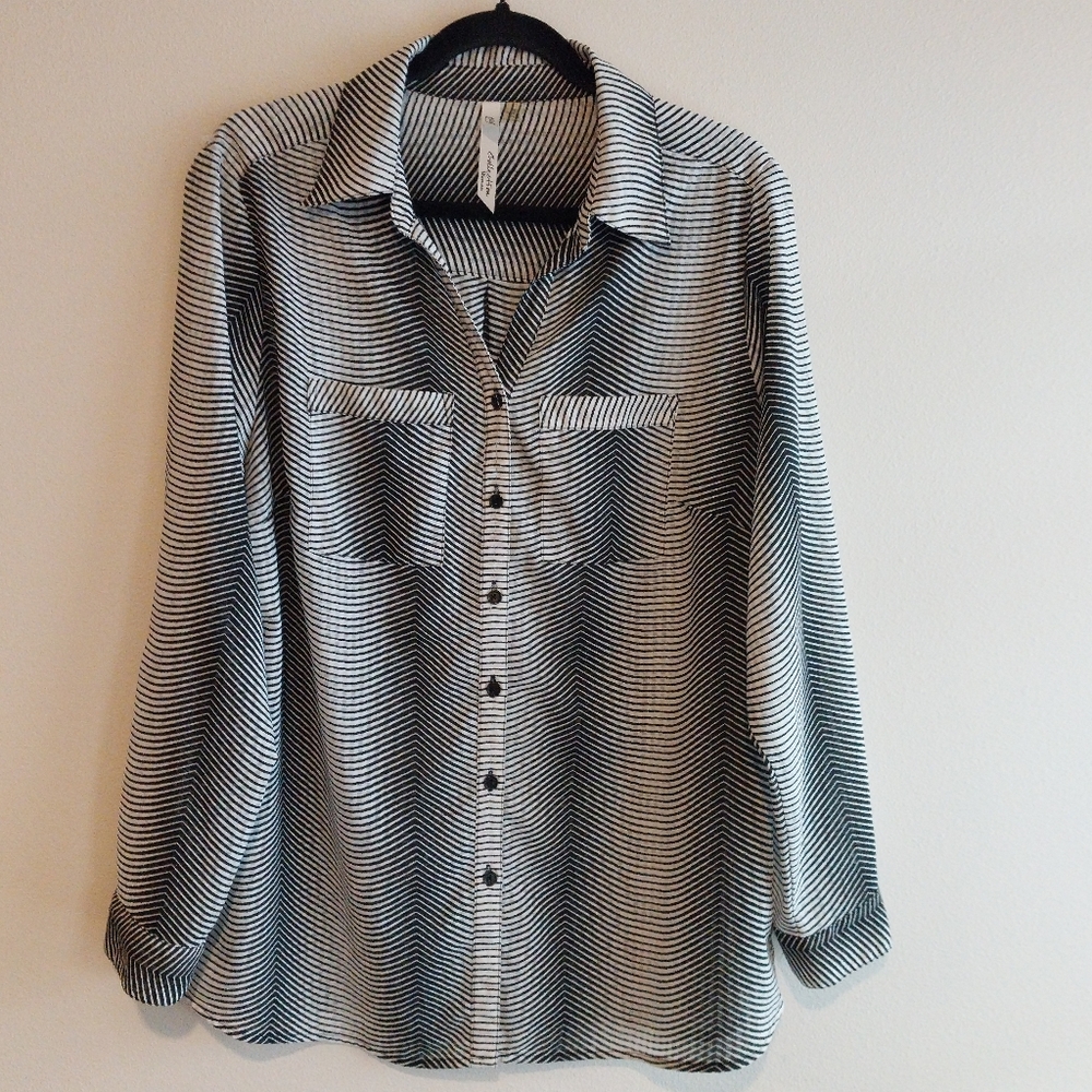 NY Collection Woman Black & White Abstract Geo Print Blouse